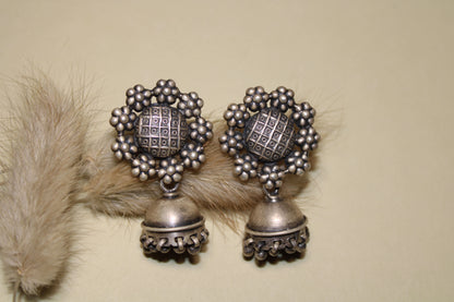Floral Grid Silver Jhumka Earrings