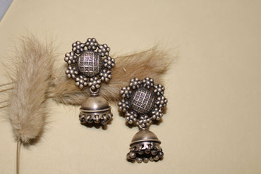 Floral Grid Silver Jhumka Earrings